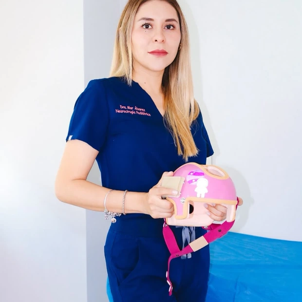 La Dra. Ariatne Mar con un casco de remodelación craneal para pacientes pediátricos