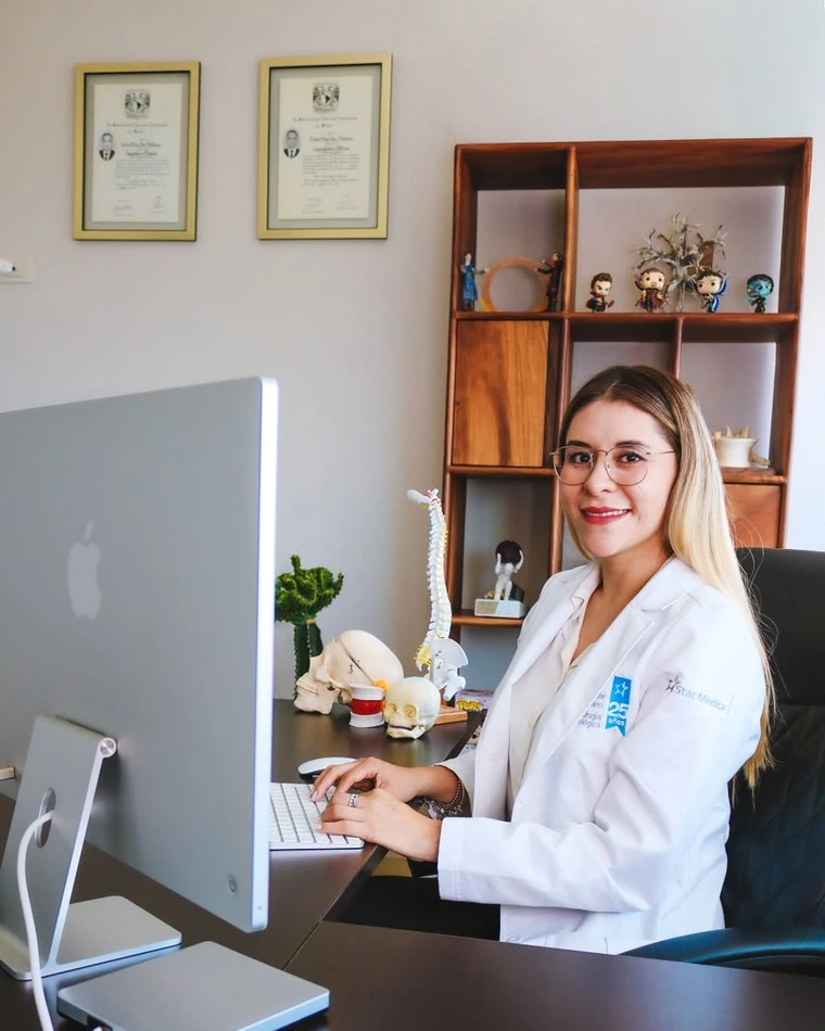 Consultorio con modelo anatómico de columna lumbar