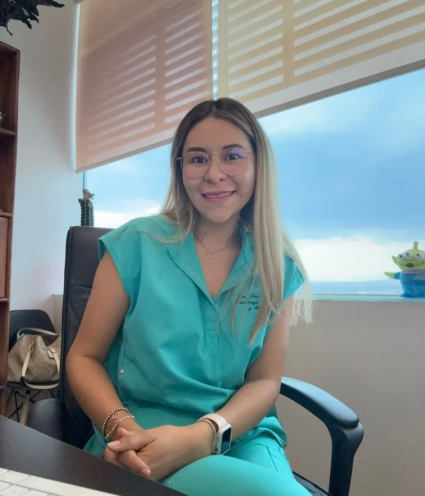Dra. Ariatne Mar Álvarez en consulta de neurología en Querétaro