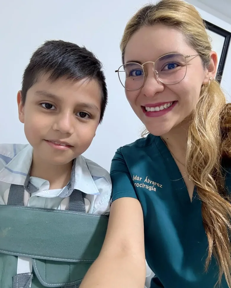 La Dra. Ariatne Mar Álvarez con un paciente en consulta de neurología pediátrica en Querétaro